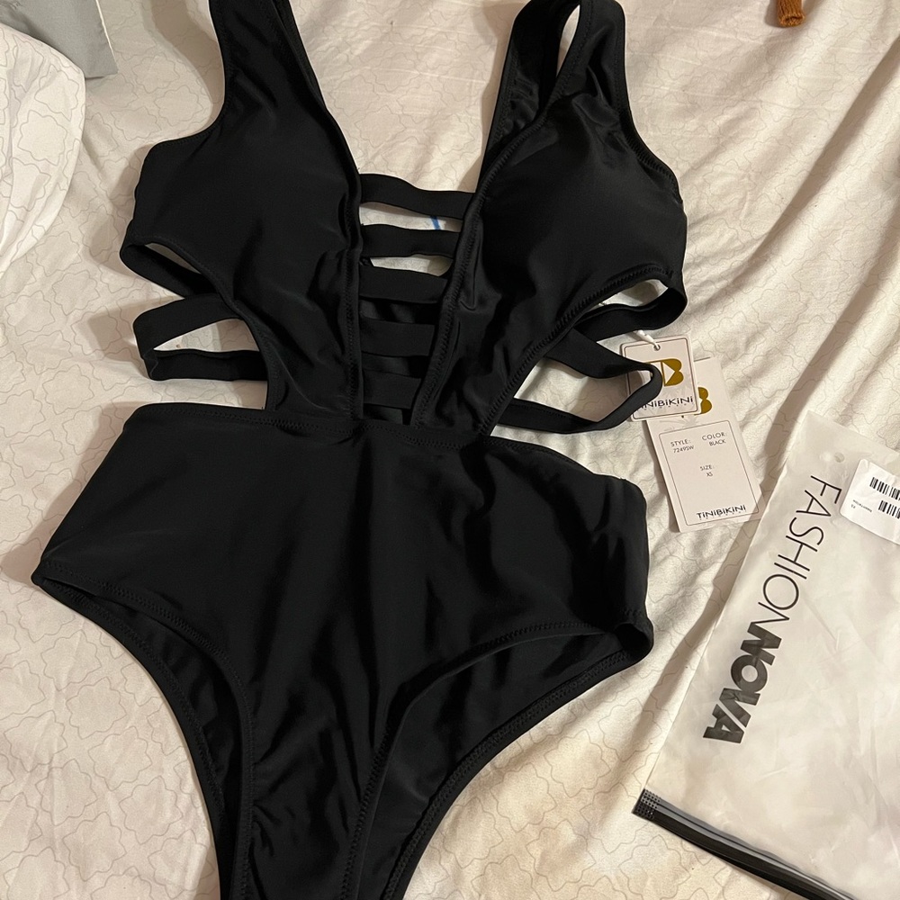 NWT Fashion Nova one piece - cut out bathing suit.